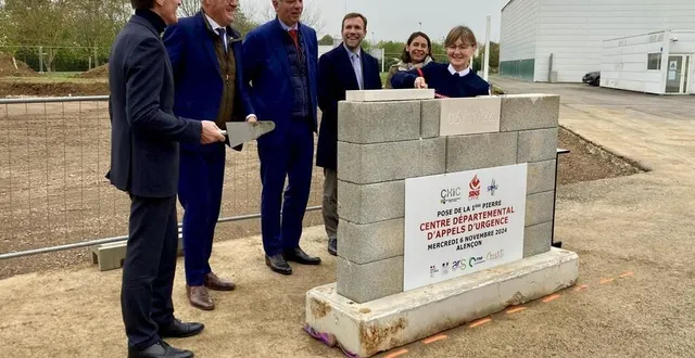 photo  la première pierre du centre d’appels d’urgence de l’orne (cdau 61) a été posée mercredi 6 novembre 2024 par la directrice du sdis, devant le directeur général de l’ars de normandie, le préfet de l’orne et le président de conseil départemental.  &copy;  ouest-france 