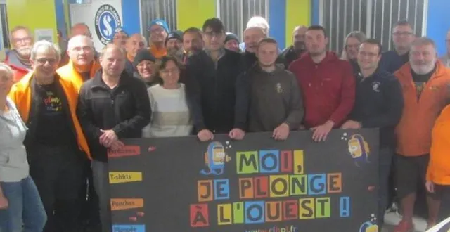 photo  au premier plan, stéphane garnier, pierrick saucet, isabelle durand, jean-charles bruyer, stéphen abarnou, alexandre bourgois, gautier charpentier et david lairan, nouveaux titulaires du diplôme de moniteur fédéral de premier degré, accompagnés des instructeurs et organisateurs.  &copy;  ouest-france 