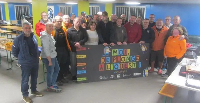 photo  stéphane garnier, pierrick saucet, isabelle durand, jean-charles bruyer, stéphen abarnou, alexandre bourgois, gautier charpentier, david lairan (au premier plan) : huit nouveaux titulaires du diplôme de moniteur fédéral 1er degré, aux côtés des organisateurs et instructeurs.  &copy;  co 