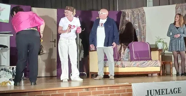 photo  la troupe l’art-scène en pleine performance à bonnétable, captivant le public avec sa comédie pleine d’humour.  &copy;  le maine libre 