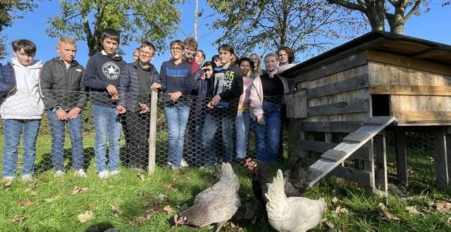 photo  les écodélégués du collège georges-brassens devant le poulailler et les trois poules..  &copy;  ouest-france 