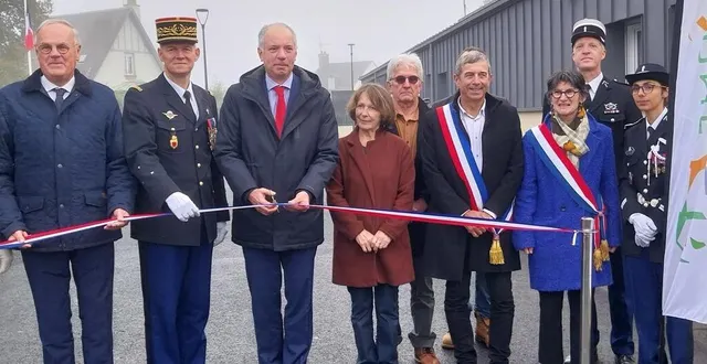 photo  christophe de ballore, président du conseil départemental ; le général de brigade éric delain, commandant la région normandie ; sébastien jallet, préfet ; les parents de mélanie lemée ; michel leroyer, maire de la ferté ; chantal jourdan, députée ; le commandant romain soulary, commandant la compagnie de domfront et la lieutenante mendès charrinho, commandante de la communauté de brigades.  &copy;  ouest-france 