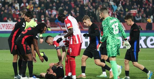 photo touché à la tête par les crampons d’un joueur de l’étoile rouge de belgrade, pau cubarsi (au sol) s’est fait poser dix points de sutures. © photo : pedja milosavljevic / afp