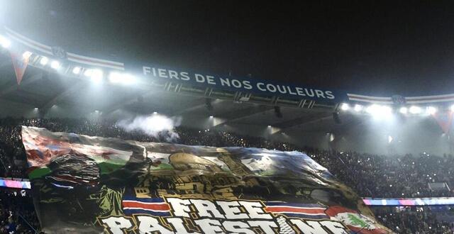 photo le collectif ultras paris a déployé un tifo en soutien à la palestine avant le match de ligue des champions face à l’atlético de madrid. © photo : ibrahim ezzat / anadolu via afp