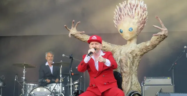 photo  mathias malzieu et dionysos (ici à la nuit de l’erdre 2024) sont connus pour leur univers poétique et débordant d’énergie.  &copy;  ouest-france 