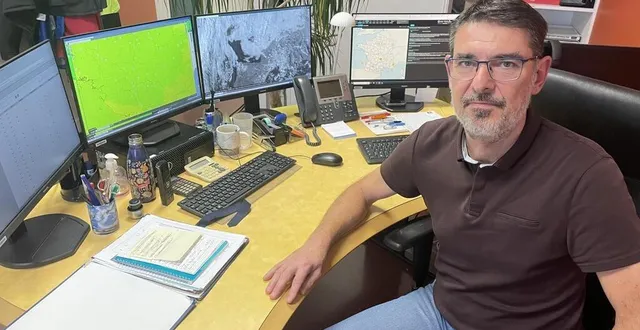 photo  laurent belsœur, météorologue conseil à météo-france, dans son bureau du service départemental d’incendie et de secours (sdis) de beaucouzé.  &copy;  ouest-france 