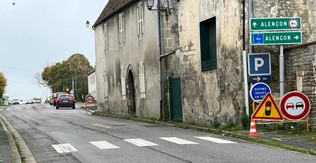 photo  une circulation alternée avec feux tricolores a été mise en place route de sées.  &copy;  ouest-france 