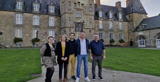 photo  de gauche à droite : chloé hervé, hélène davalo, alexis thiers, julien fromont et gwenaël davalo : une équipe motivée.  &copy;  ouest-france 