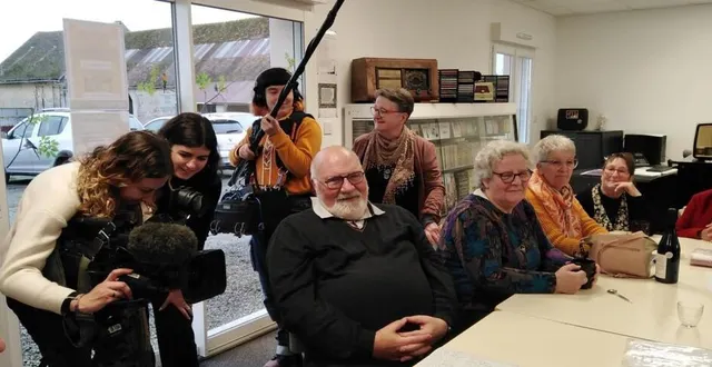 photo  de la bonne humeur lors du tournage de l’émission dans le studio de radio alpes mancelles.  &copy;  radio alpes mancelles 