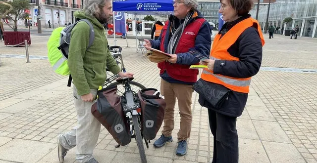 photo  des conseils pour être mieux vu sur la route ont été donnés aux passants, jeudi 7 novembre 2024, sur le parvis de la gare du mans, par l’association prévention routière.  &copy;  ouest-france 