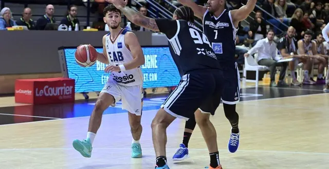 photo  yanis harrath, ballon en main, pallie l’absence de jacoby ross au poste de meneur dans le cinq majeur de l’eab.  &copy;  sébastien aubinaud 