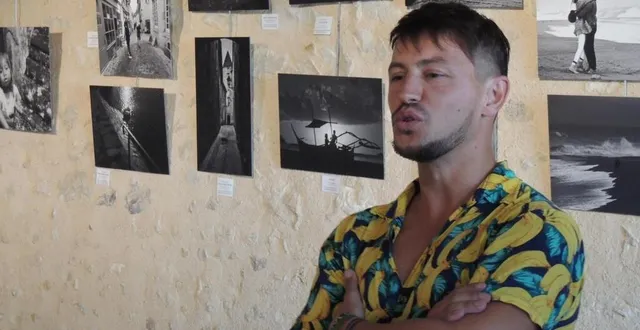 photo  le photographe léo lisbona, lors d’une exposition à parcé-sur-sarthe en 2022.  &copy;  archives le maine libre 