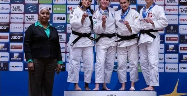 photo  la judokate angélique duriez (3e en partant de la droite) a remporté le titre mondial vétéran à las vegas  &copy;  capture facebook 