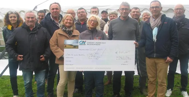 photo  la remise du chèque en présence des représentants des associations.  &copy;  ouest-france 