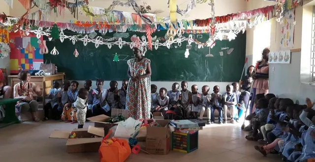 photo  régine kurtz (à gauche), au nom de l’association, visite régulièrement le village de peycouck serere au sénégal, comme ici à l’école du village lors d’une distribution de fournitures. ces visites permettent d’identifier, sur place, les besoins nouveaux les plus urgents.  &copy;  ouest-france 