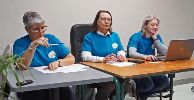 photo  la présidente, monique baudoux, au centre, entourée de katia leprince, vice-présidente, et valérie benoit, secrétaire.  &copy;  ouest-france 