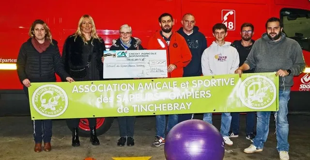 photo  les membres du bureau de l’amicale, présidée par stephen marec, au centre, apprécient l’apport financier fait par la caisse locale du crédit agricole.  &copy;  ouest-france 