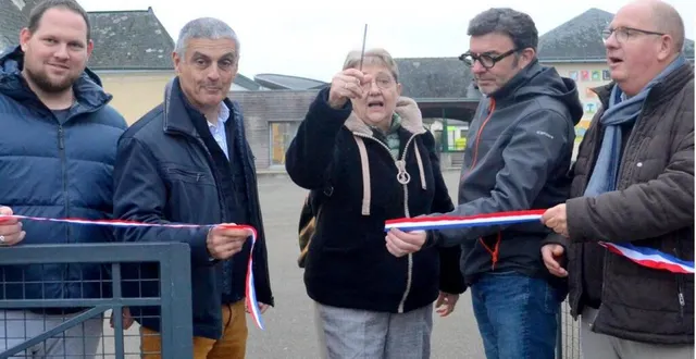 photo  adjointe en charge des finances, christiane fumalle a coupé le ruban en compagnie de kévin chopin, daniel chevalier, vincent huetet jean-françois zalesny.  &copy;  le maine libre 