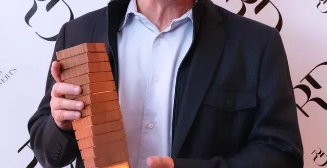 photo  un moment de fierté pour patrick cholet, lauréat du prix d’excellence 2024 pour son travail artisanal.  &copy;  le maine libre 