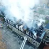 photo dès 4 h 30 du matin, les premiers sapeurs-pompiers interviennent sur une partie du bâtiment de la mairie de flers, dans l’orne, en proie aux flammes.