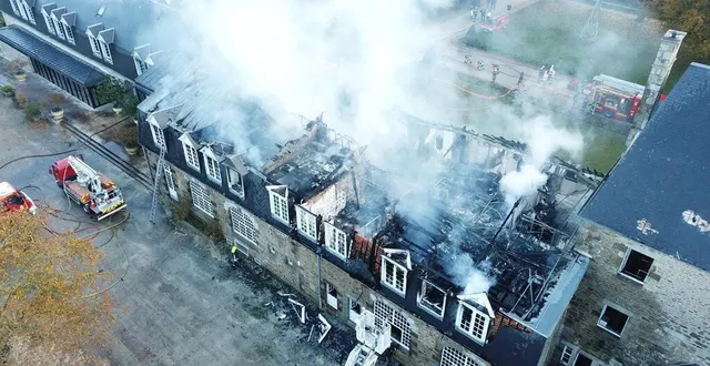 photo  dès 4 h 30 du matin, les premiers sapeurs-pompiers interviennent sur une partie du bâtiment de la mairie de flers, dans l’orne, en proie aux flammes.  &copy;  sdis 
