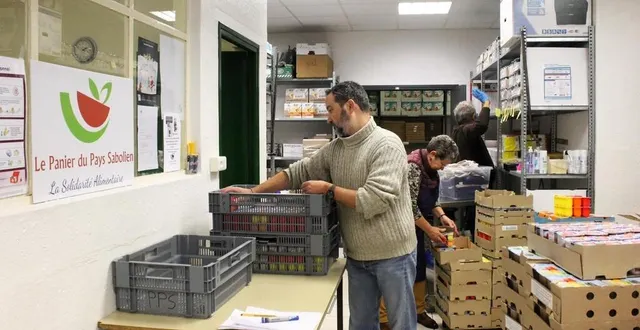 photo  des bénévoles du panier du pays sabolien en action dans le local de l’association, en novembre 2022, à sablé-sur-sarthe.  &copy;  archives ouest-france 