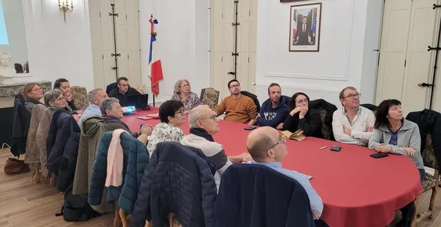 photo  le conseil municipal réunit exceptionnellement dans la salle des mariages.  &copy;  le maine libre 