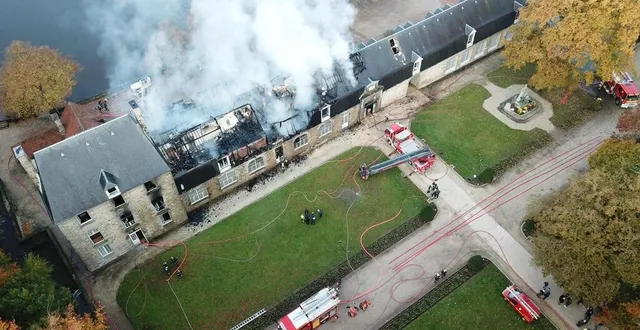 photo  au petit matin du samedi 9 novembre 2019, les sapeurs-pompiers se battent pour éviter la propagation de l’incendie d’une partie de la mairie de flers, dans l’orne, à d’autres bâtiments.  &copy;  sdis 