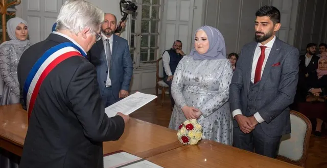 photo  kübra altun et sezgin altun se sont mariés le jour de l’incendie de la mairie de flers, dans l’orne, le samedi 9 novembre 2019.  &copy;  kübra altun 