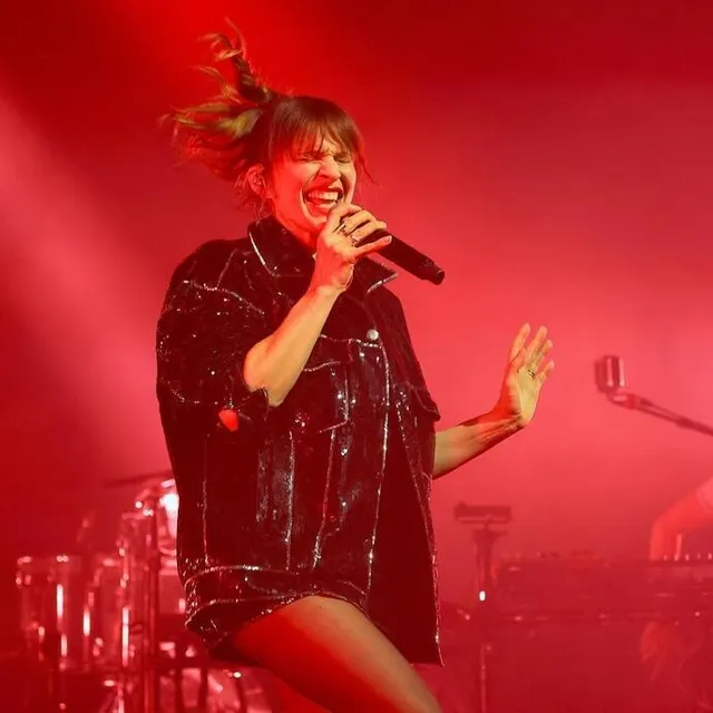 photo zoé, la chanteuse de caravan palace, groupe qui a achevé de consumer le public de bebop, vendredi soir.  ©  ouest-france