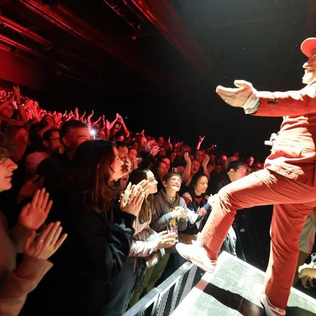 photo le concert de dionysos restera dans les mémoires. mathias malzieu, chanteur virevoltant, a multiplié les bains de foule sans boire la tasse…  ©  ouest-france
