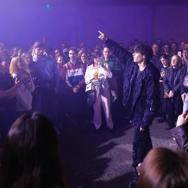 photo le rap sombre et romantique de yuston xiii a fait mouche et étonné plus d’un. un titre chanté au milieu de la foule, et hop ! le public dans la poche…  ©  ouest-france