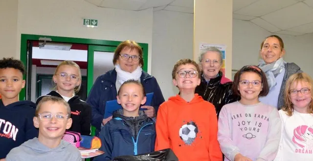 photo  lundi soir au restaurant scolaire, les élèves de la voutonne ont retrouvé avec joie leurs « professeurs du soir ».  &copy;  le maine libre 