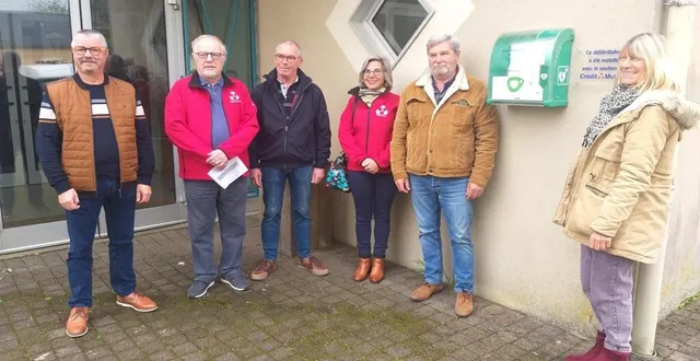 photo  des élus et des membres du conseil d’administration du crédit mutuel devant le défibrillateur installé à la salle des fêtes.  &copy;  le maine libre 