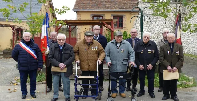 photo  remise de médailles ce jeudi à valennes en présence de nadine mercier, maire de la commune.  &copy;  le maine libre 