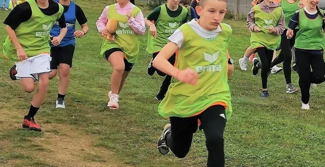 photo  c’est parti pour la course des 3e, l’idée est de réaliser le plus de tours possible en 20 minutes.  &copy;  le maine libre. 