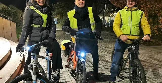 photo  sandra et ludovic ont tenu à apporter leur soutien à laurent chignard, de l’association arnage en vélo.  &copy;  le maine libre. 