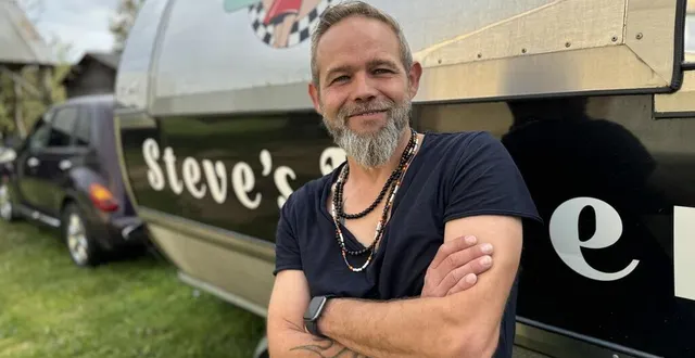 photo  steve miot, qui tient un food-truck steve’s diner au grand-lucé (sarthe), apprécie de mêler fromages locaux et framboises en coulis ou confiture dans ses burgers.  &copy;  yanne boloh 