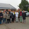 photo  l’ensemble des partenaires de l’opération photovoltaïque sur le site d’emmaüs à saint-jean-de-linières et les représentants du territoire. 