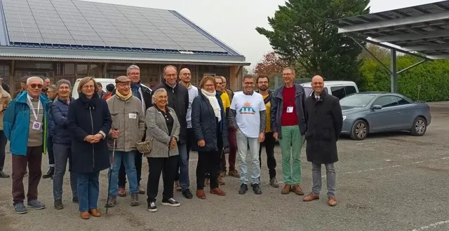photo  l’ensemble des partenaires de l’opération photovoltaïque sur le site d’emmaüs à saint-jean-de-linières et les représentants du territoire.  &copy;  ouest-france 