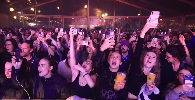 photo  grosse ambiance durant le set reggae acoustique d’andrick airways. une des découvertes sympathiques du festival, à l’opposé du rap froid de luther, qui passait juste avant.  &copy;  ouest-france 
