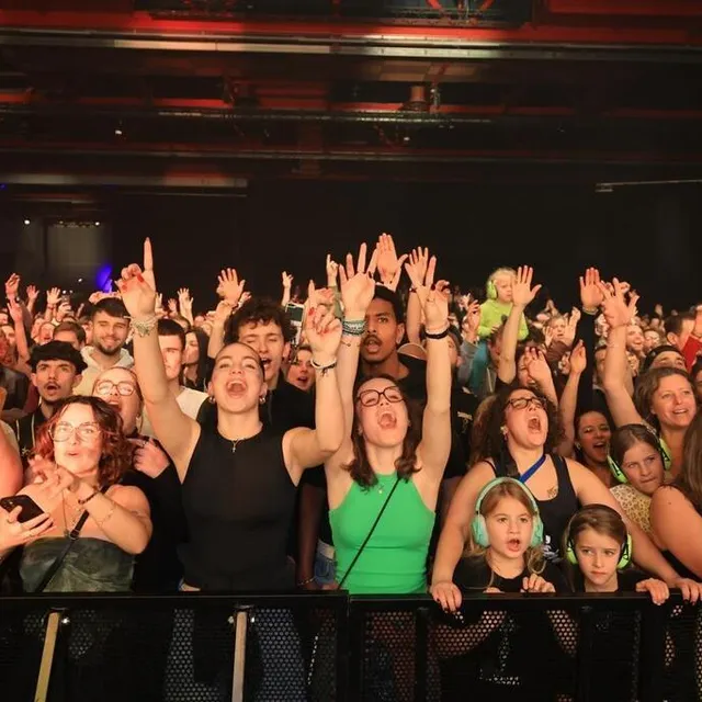 photo la ferveur du public durant le beau concert de danakil. comme quoi, le reggae, ça marche pour toutes les générations...  ©  ouest-france
