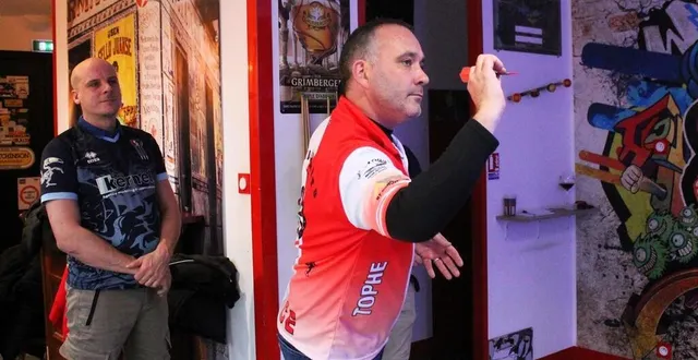 photo  christophe tarin, le président du club sabolien ludodarts, visant sa cible, dimanche 10 novembre 2024, au ludobistrophile.  &copy;  ouest-france 