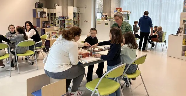 photo  enfants et adultes participent au festival du jeu.  &copy;  co 