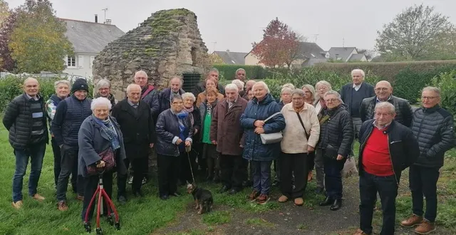 photo  le groupe des convives avant le départ vers la salle municipale de la chapelle-hullin.  &copy;  co 
