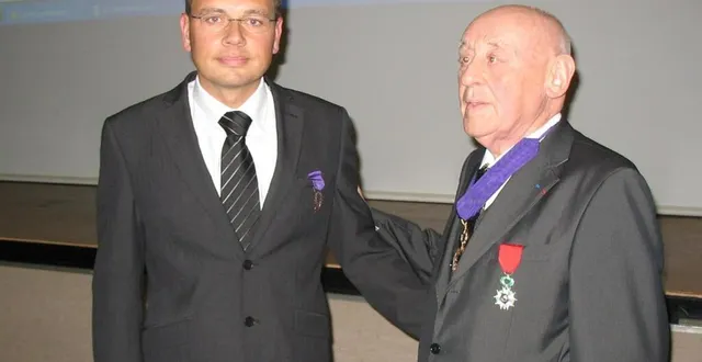 photo  michel sy (à droite) avait remis au maire de longué-jumelles les palmes académiques le 26 novembre 2009.  &copy;  archives co 