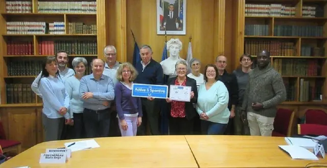 photo  les élus de bécon-les-granits sont fiers d’avoir obtenu pour la commune le label « ville active et sportive ».  &copy;  co 