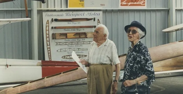 photo  maurice fouchard faisant visiter le musée des ailes anciennes de l’anjou, à avrillé, 30 juin 1995.  &copy;  s. bertoldi, archives patrimoniales angers, 117 fi 