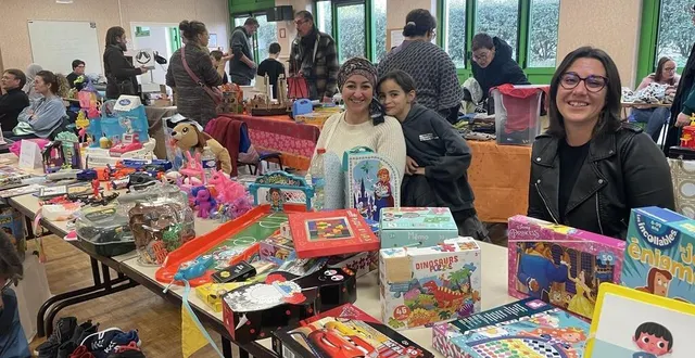 photo  amel piras et sa fille safia, 9 ans, ont tenu leur stand à côté de leur copine, anne-sophie deust, au centre social de courteille, samedi 9 novembre.  &copy;  ouest-france 