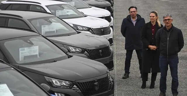 photo  chez glinche automobiles, à écommoy, près de 1 000 voitures et utilitaires, soigneusement alignés, s’étendent sur sept hectares.  &copy;  le maine libre - denis lambert 